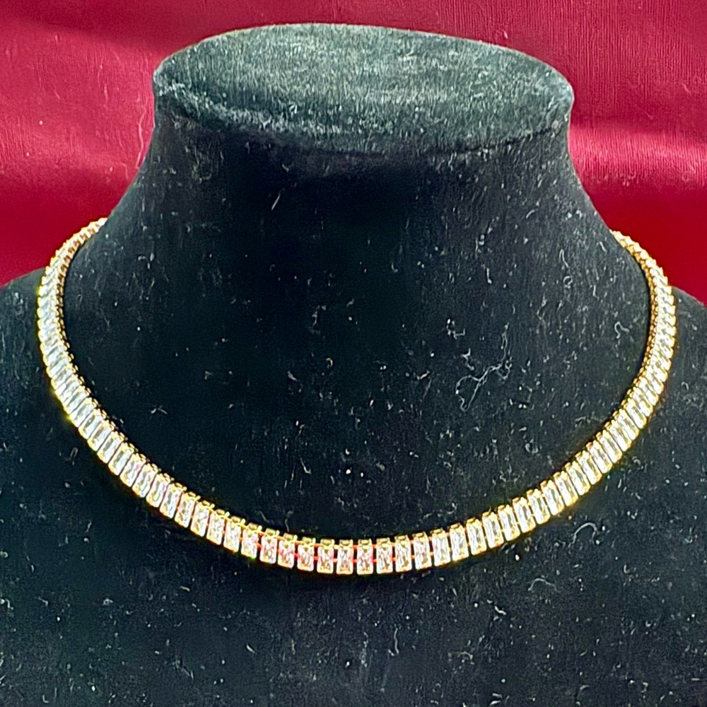 Beautiful “Halo” necklace with radiant stones and 18k PVD chain/clasp!